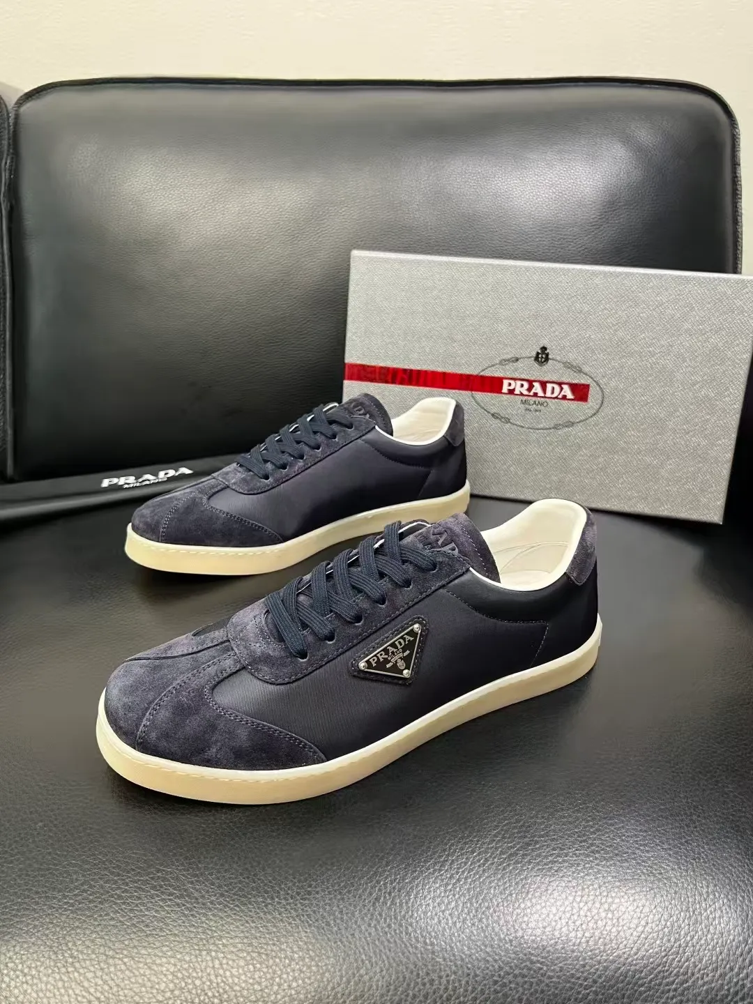 P380 38-45 Prada Prada’s new men’s leather sneakers, the highest version on the market, any comparison is welcome🆚! The original leather has excellent texture and is super high-end! Fetal sheep net lining imported from Italy, removable pad! Luxurious materials and fine workmanship, highly recommended! No. 058
